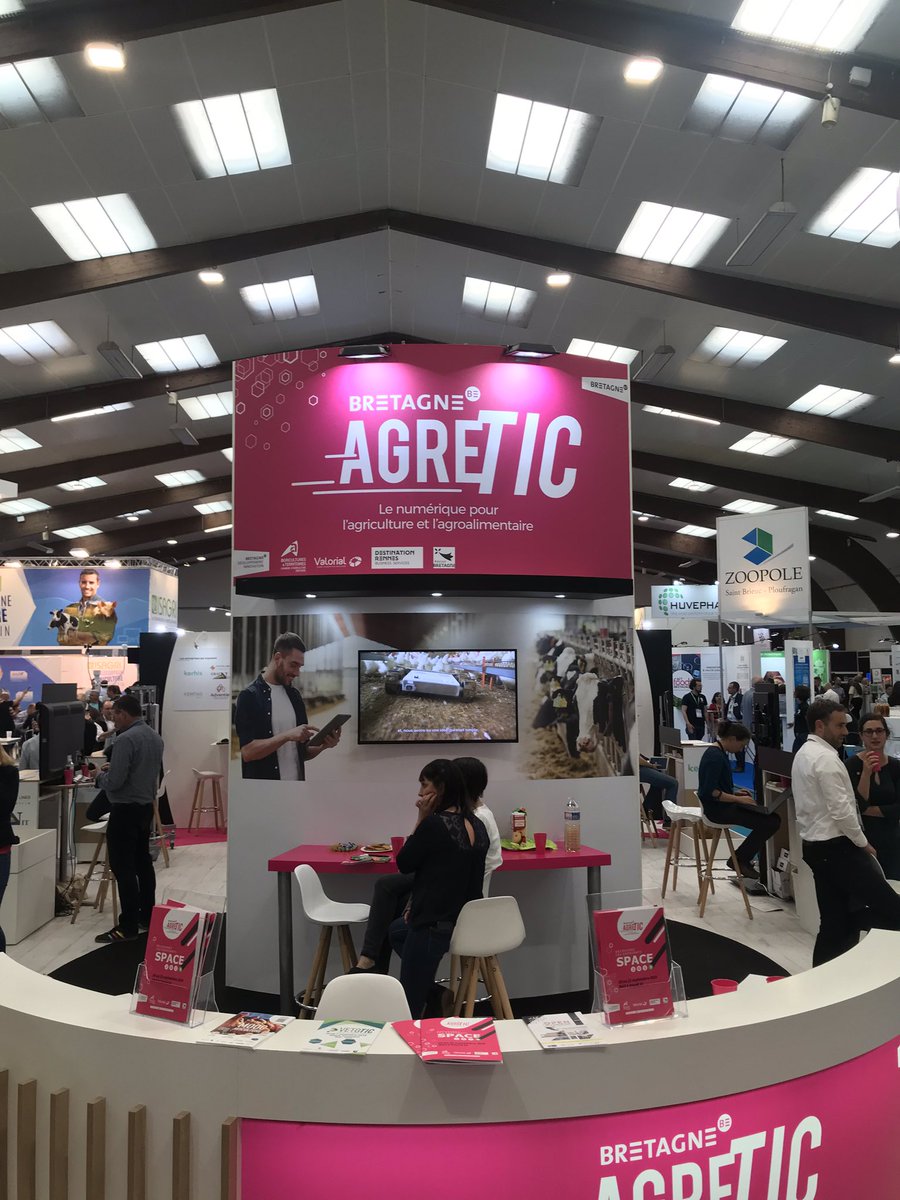 Sur le stand <a href="/AgreticBretagne/">Agretic</a> au <a href="/SPACERennes/">SPACE</a> nous retrouvons avec plaisir notre Ambassadeur <a href="/HuguesMeili/">Hugues Meili</a>, fondateur-dirigeant de <a href="/Niji_Digital/">Niji_Digital</a> et Président de <a href="/BretagneBDI/">Bretagne Développement Innovation</a>. Qui fête les 18 ans de <a href="/Niji_Digital/">Niji_Digital</a> en buvant dans les gobelets <a href="/Newcy_/">Newcy</a> évidemment 😉
GÉNIAL 👍