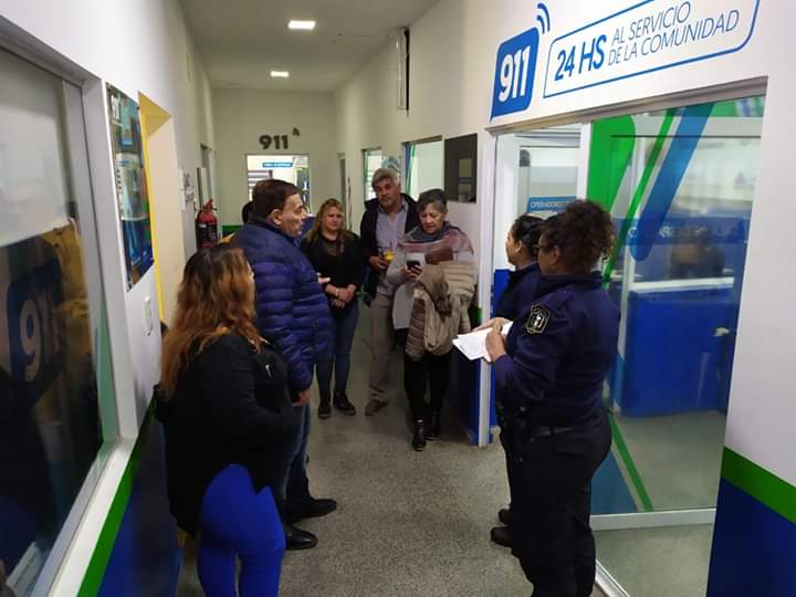subsepartcomyg's tweet photo. Por indicaciones del Gobernador @domingopeppo  cada miércoles recorremos  instalaciones del 911 y centro de videovigilancia. Nos acompañaron, integrantes del #ForoVecinalDeSeguridad de la 2 a  #Fontana
#MasParticipacionYPrevencion
@ChacoGobierno 
@SeguridadChaco 
@FantinNestor https://t.co/1sgYW2EYvD