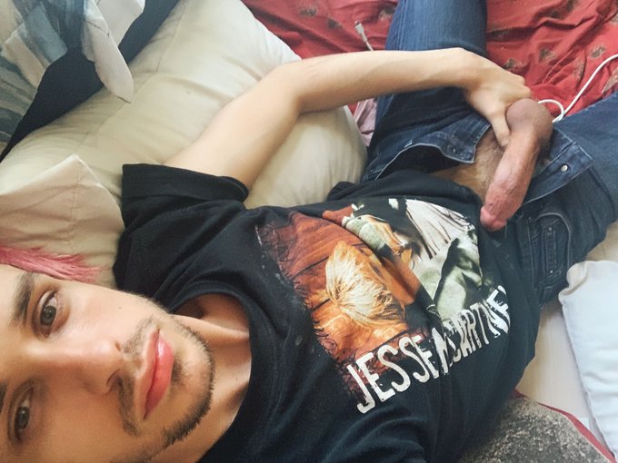 Watch 𝐌𝐚𝐭𝐭 𝐁𝐫𝐚𝐝𝐥𝐞𝐞's leaked NSFW photo on TwXstars