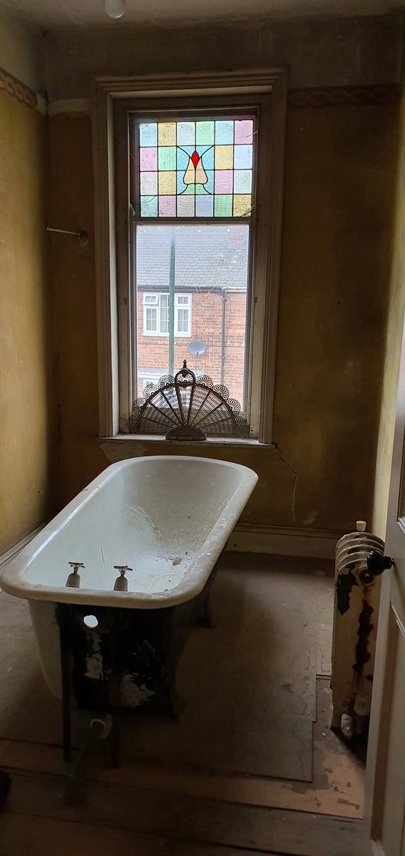 stepintimesweep's tweet image. A step back in time for me today. The house now in new ownership they inherited original invoices and plans from when the house was built back in 1907. Still had lots of original features including the chimney soot doors in the alley way. #oldschool #chimneysweep #GOMCS #Retro