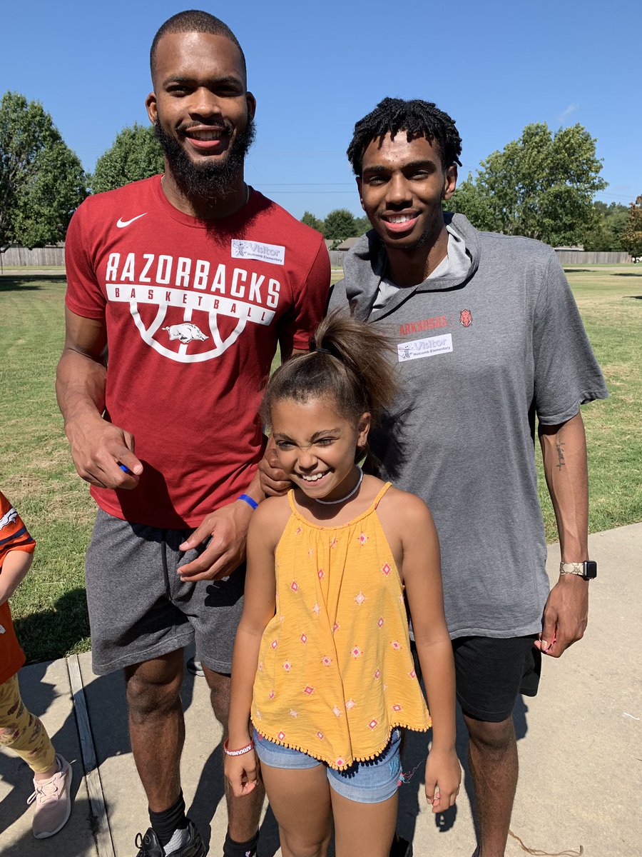 MariahMusselman's tweet photo. Thanks for coming to read to my class today! @J_Cylla @JimmyWhitt33 @EObukwelu27 @RazorbackMBB #bookhogs https://t.co/mMTHZgKouL