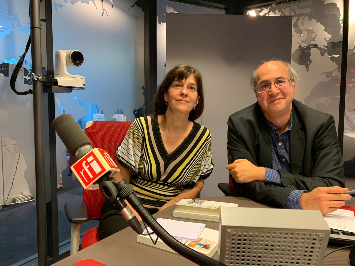 C'est un livre drôle, mais qui pose entre les lignes de vraies questions politiques, sociétales, scientifiques, environnementales, autour des manipulations génétiques ou de la démocratie directe. @JFCadet_RFI recevait Emmanuelle Pireyre sur <a href="/RFI/">RFI</a> pour "Chimère" <a href="/EdLolivier/">Éditionsdel'Olivier</a>