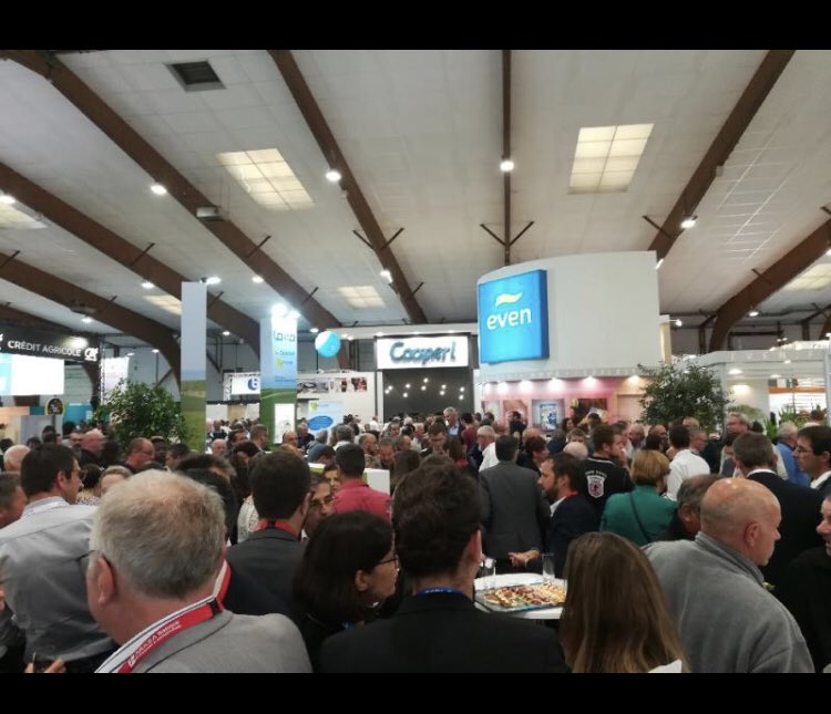 Laetitia_Pgt's tweet photo. Journée enrichissante au Space pour les équipes d’Arkea Banque E&amp;I, au plus près de nos clients!
#territoire #space #proximite #bretagne #space2019 #agriculture https://t.co/Tdd6ueiW5q