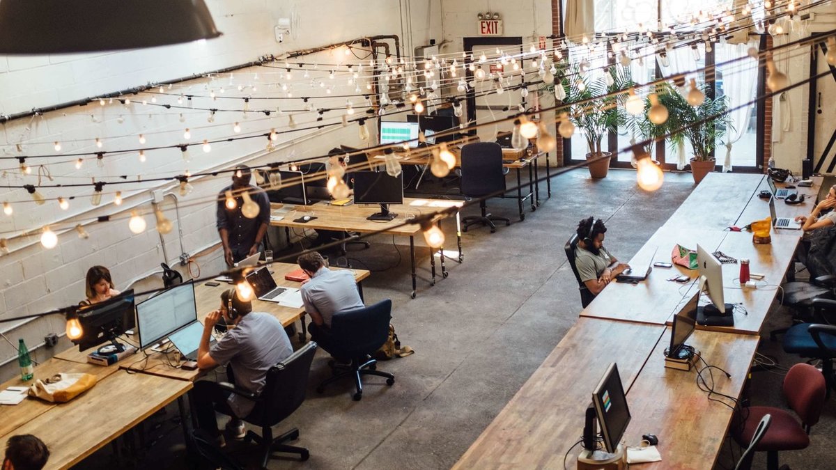 CoworkingSpain's tweet photo. ¿Cómo proyectar un espacio de trabajo que fomente productividad y bienestar de los trabajadores? 🏆 Para ello ha nacido el concepto de cool working que explicamos en el último artículo en nuestro blog: https://t.co/qxwBMf3aRC 🎯
#Coworking #CoworkingSpain #CoolWorking https://t.co/fKX8lZxbgt
