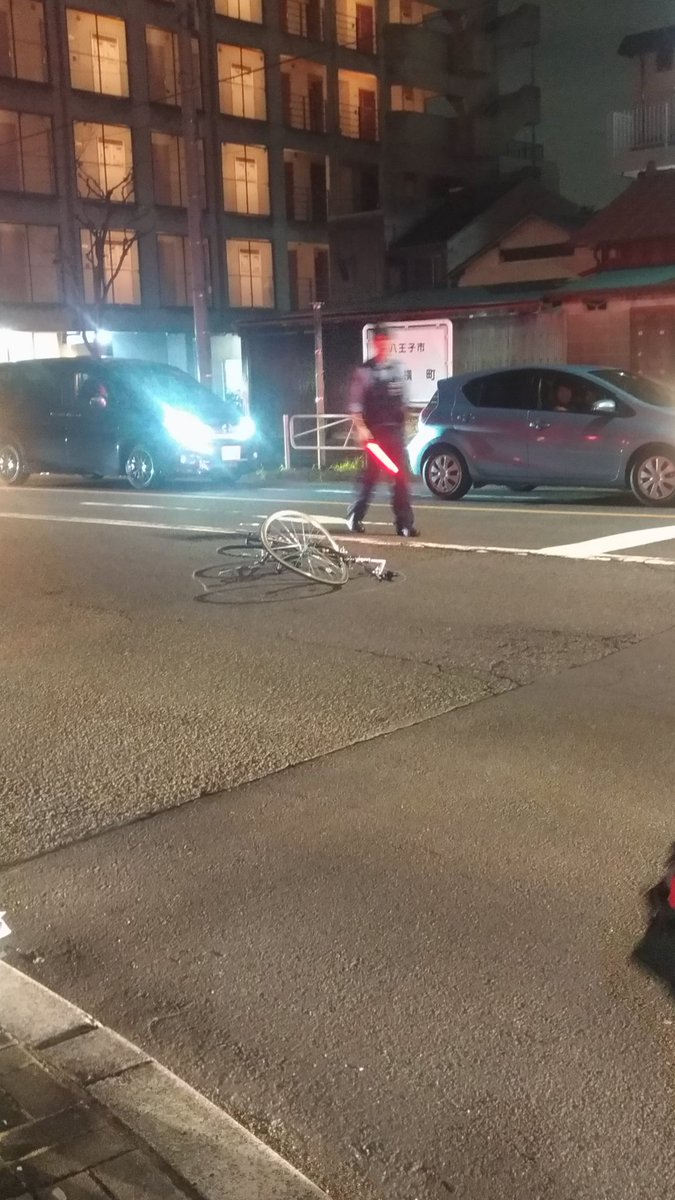 小動物t 今日の帰り道 自転車の事故現場に遭遇した 事故の瞬間を見たワケじゃないからた不確かだけどねかなり中央よりのところの 転倒しているんで路上駐車をよけようとして後続車に跳ねられたのかしら いずれにしても乗っていた人の怪我が軽いことを祈り