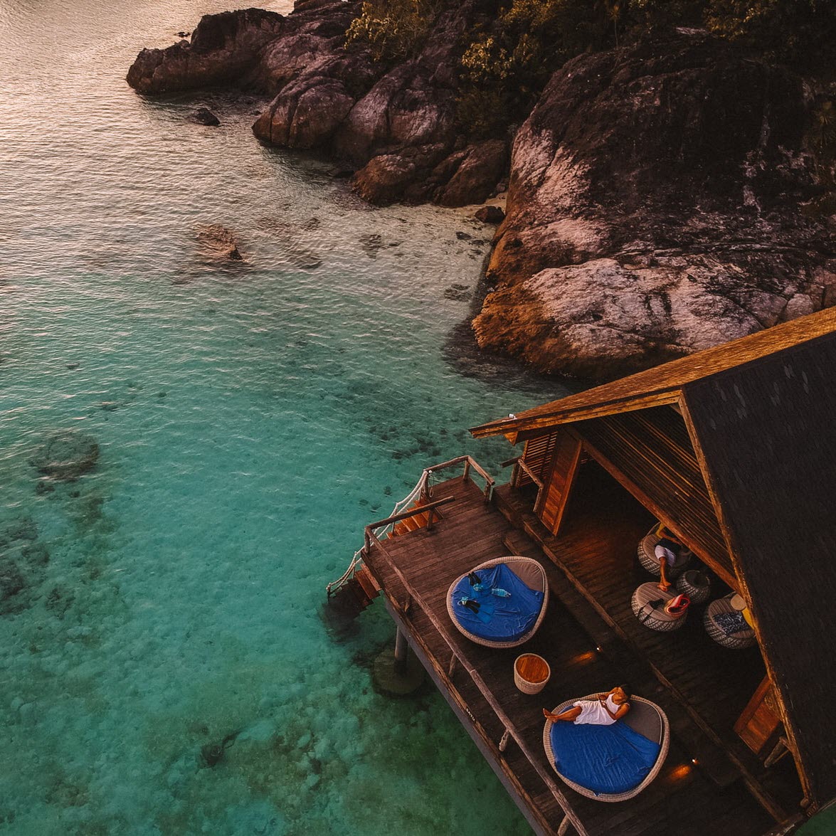 AmplifyTravel's tweet photo. What does paradise look like to you?
#paradise #indonesia #incredible #cliffs #house #onthewater #letsgo #amplifytravel #vacation #vacationtime #digitalnomad https://t.co/kNNmhhQeEi