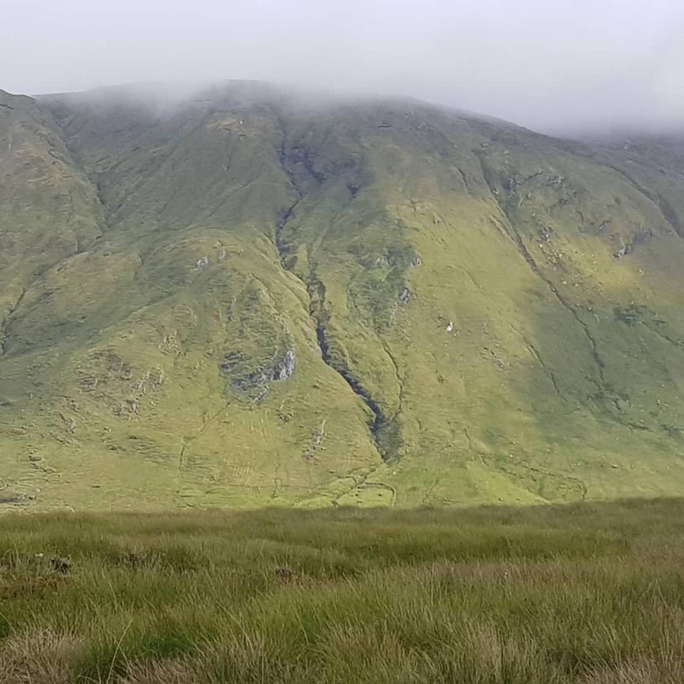 WildGalway's tweet photo. #HikeThursdays featuring #GlencorbetHorseshoe located near #Kylemore #Connemara #Galway is a strenuous 6-9hr #mountainclimb over very rough terrain including #Benbaun highest peak in the #TwelveBens ℹ️📷 #PaulPhelan #WalkConnemara 
#HikeGalway #Glencorbet #CalloftheWildGalway https://t.co/dNT7kg6SgD