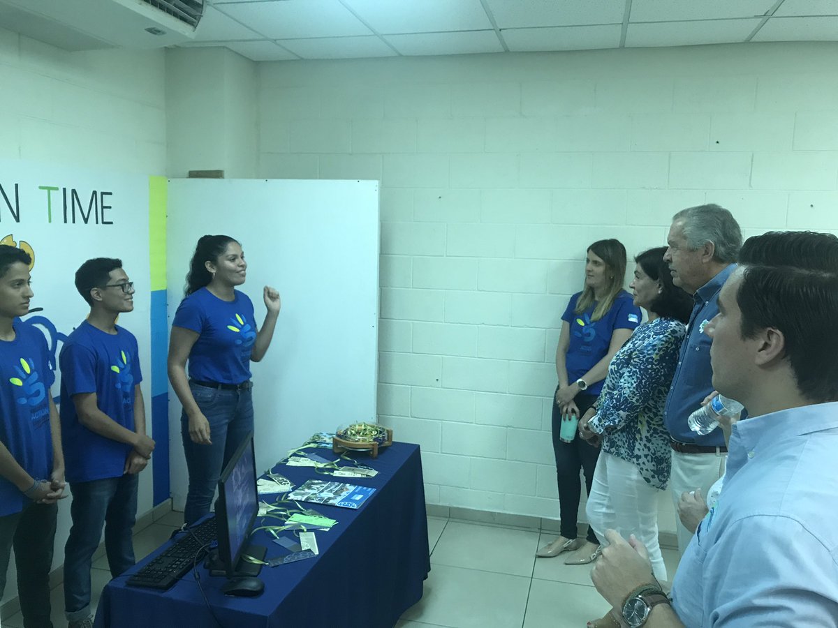 PESuperate's tweet photo. Durante la #FeriaDeLogros los jóvenes comparten sus habilidades en el dominio del inglés 💬 e informática 💻. El talento y los deseos de superación con el "sello ¡Supérate!"💯 https://t.co/hIdPvGueAD