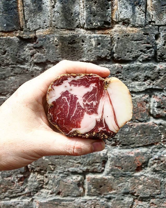 markobarbecue's tweet photo. Middlewhite Coppa
.
.
.
.
.
.
#meat #charcuterie #thedairy #wholeanimal #marbling #fatisflavour ##britishmeat #britishpork #pork #heritagemeat #butcher https://t.co/SXqHhqL3V7 https://t.co/hAykyOYTo9