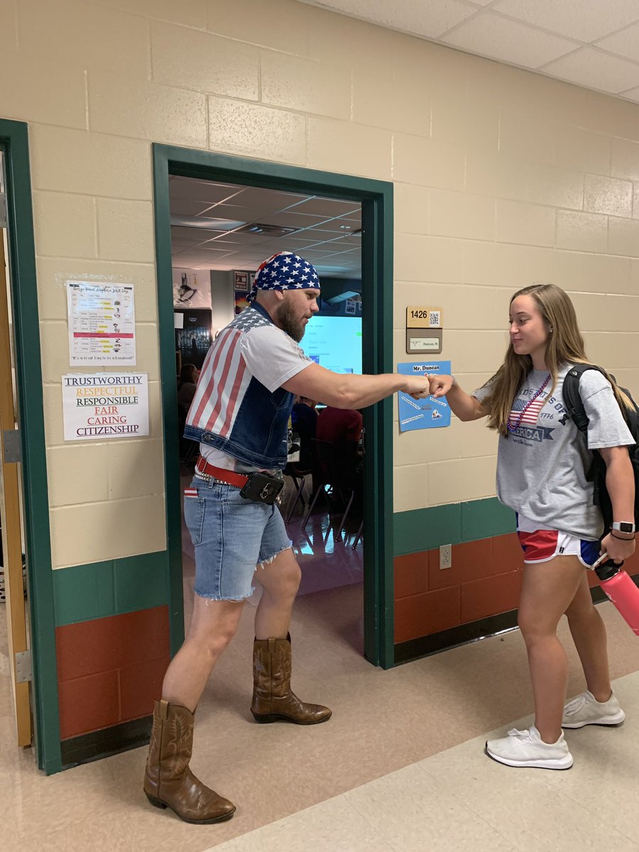 ProfaDeleon's tweet photo. Making it happen! #BeThe1 Mr. Duncan! #WeAreGR @WeAreGRHS https://t.co/TcMDFxn3jl