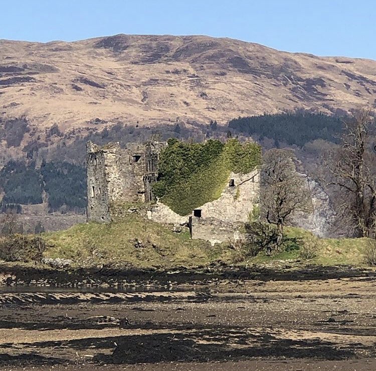 🏴󠁧󠁢󠁳󠁣󠁴󠁿 Scotland By Chauffeur⁣
⁣
🏰 The original Castle Lachlan⁣
#scotlandbychauffeur #scotlandbycar #highlands #castlelachlan #scottishcastle #scottishhighlands #lochfyne #clanmaclachlan #scottishclans #visitscotland #scotland