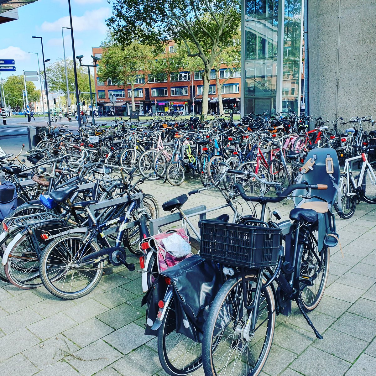 CezaryGurjew's tweet photo. Parking-free of charge😀
#parking #photography📷 #rotterdam #holland #holandia #rower #bicycle #forsport #activity #rules #health #healthlife #zdroweżycie #goodday #easy #goodtime @RadiowaJedynka @sportradiopl https://t.co/DLCKWXdgBy