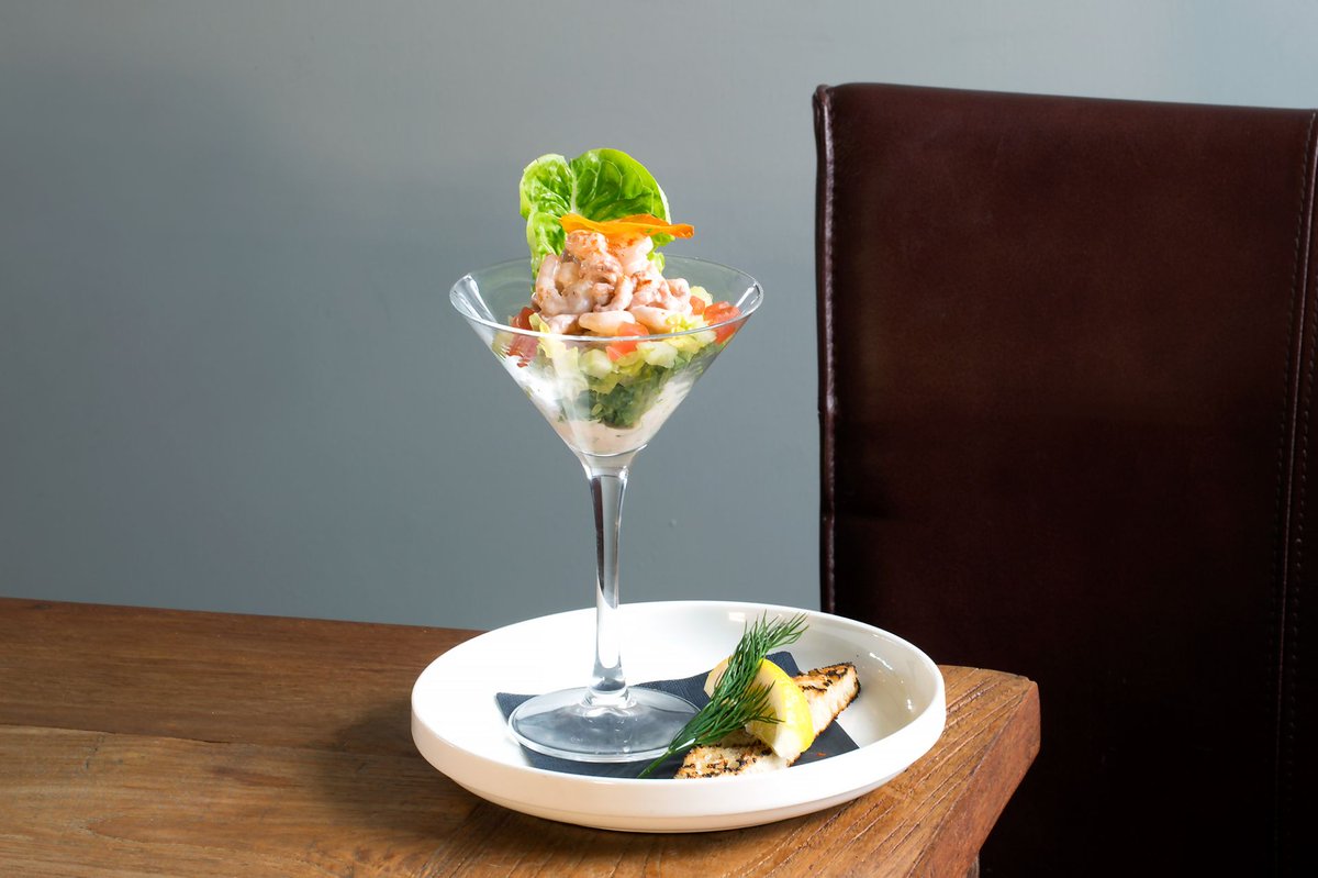 We like to finesse classics with modern innovation, like our Prawn Cocktail evening starter, made with our homemade Marie Rose sauce and served with iceberg lemon and toasted sourdough 🍴🍸
#hixongreen #dinner #hoveactually