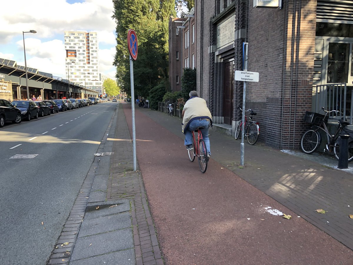 La piste étant ici un domaine de voirie bien distincte du domaine motorisé, l’automobiliste qui veut s’arrêter pour “deux minutes” est contraint de rester dans son domaine motorisé et d’embêter ses congénaires au lieu de bloquer la bande cyclable comme en France.