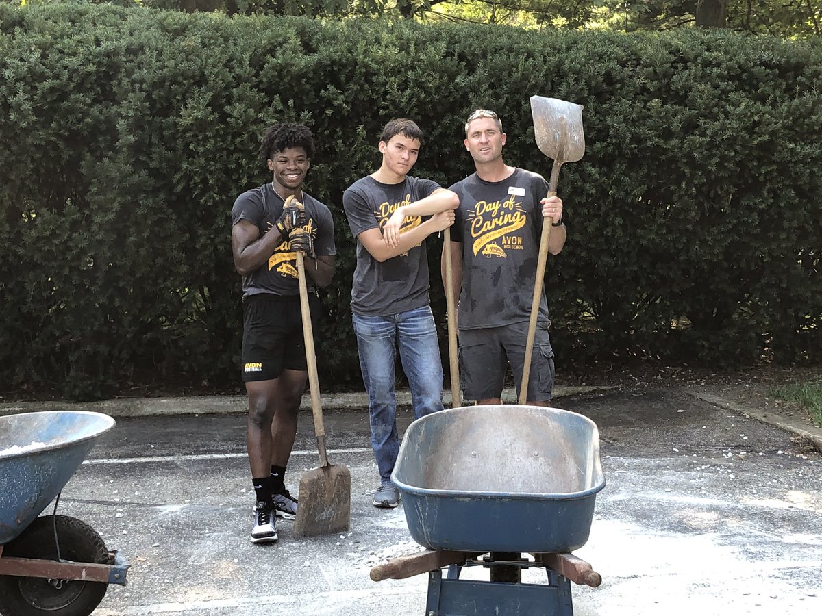 adamoclark's tweet photo. Williams’ SRT knows how to work! Nick and Antwain are killing it! #AvonJrDay @AvonHSPrincipal @matthines10 https://t.co/mldjcvKnHQ
