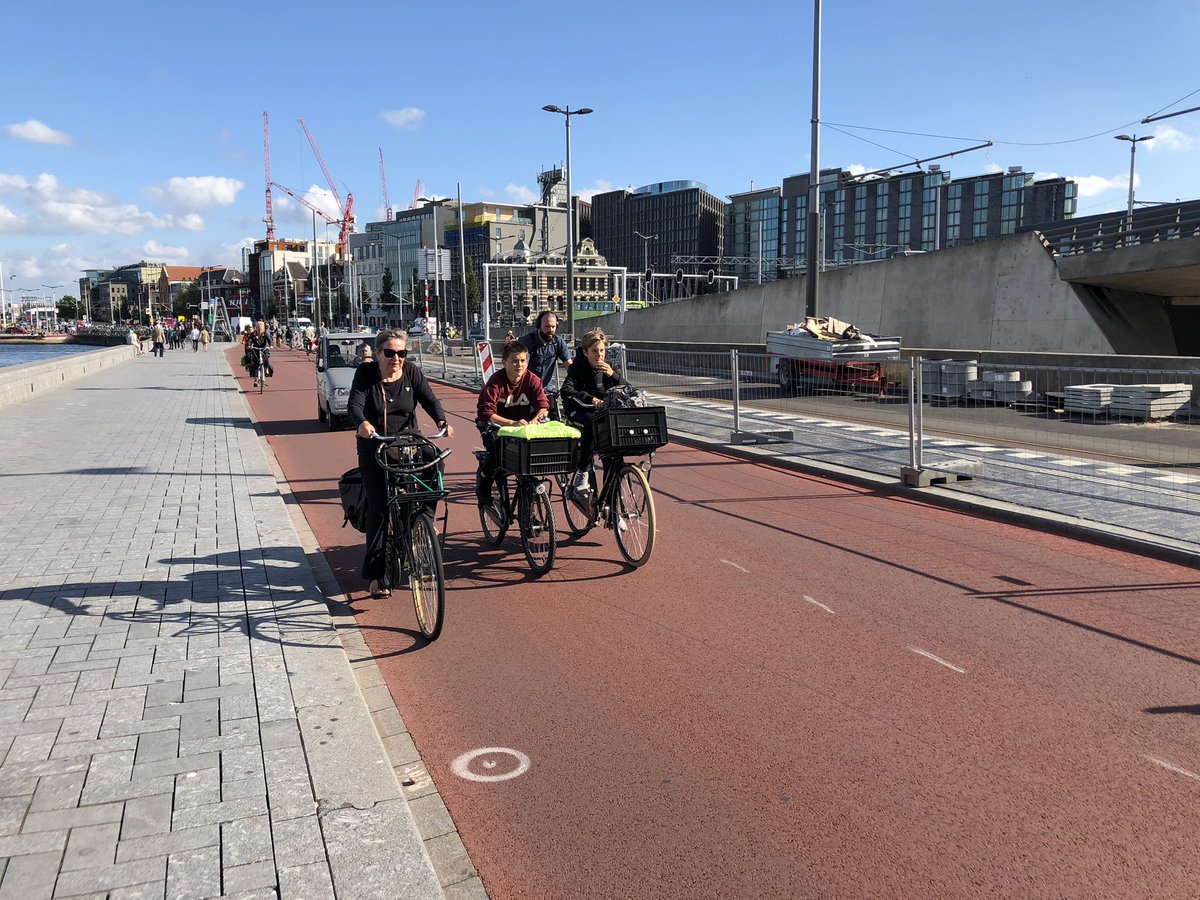 Sur des pistes cyclables express capacitaires et confortables on peut rouler à 6 de front, comme ici à Amsterdam. Inspiration pour le  #RERVelo que  @VeloIdF concoit actuellement pour l’ @iledefrance avec  @FX_MONACO et  @vincevlo.