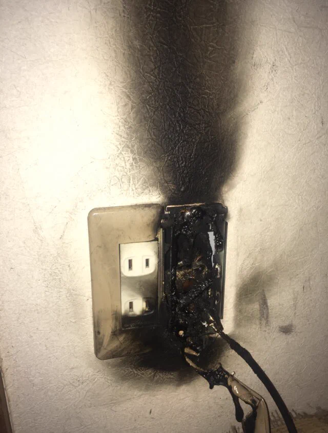 雷の影響か？コンセントが焦げていた・危なく家事になるとこだった・・・( ﾉД`)