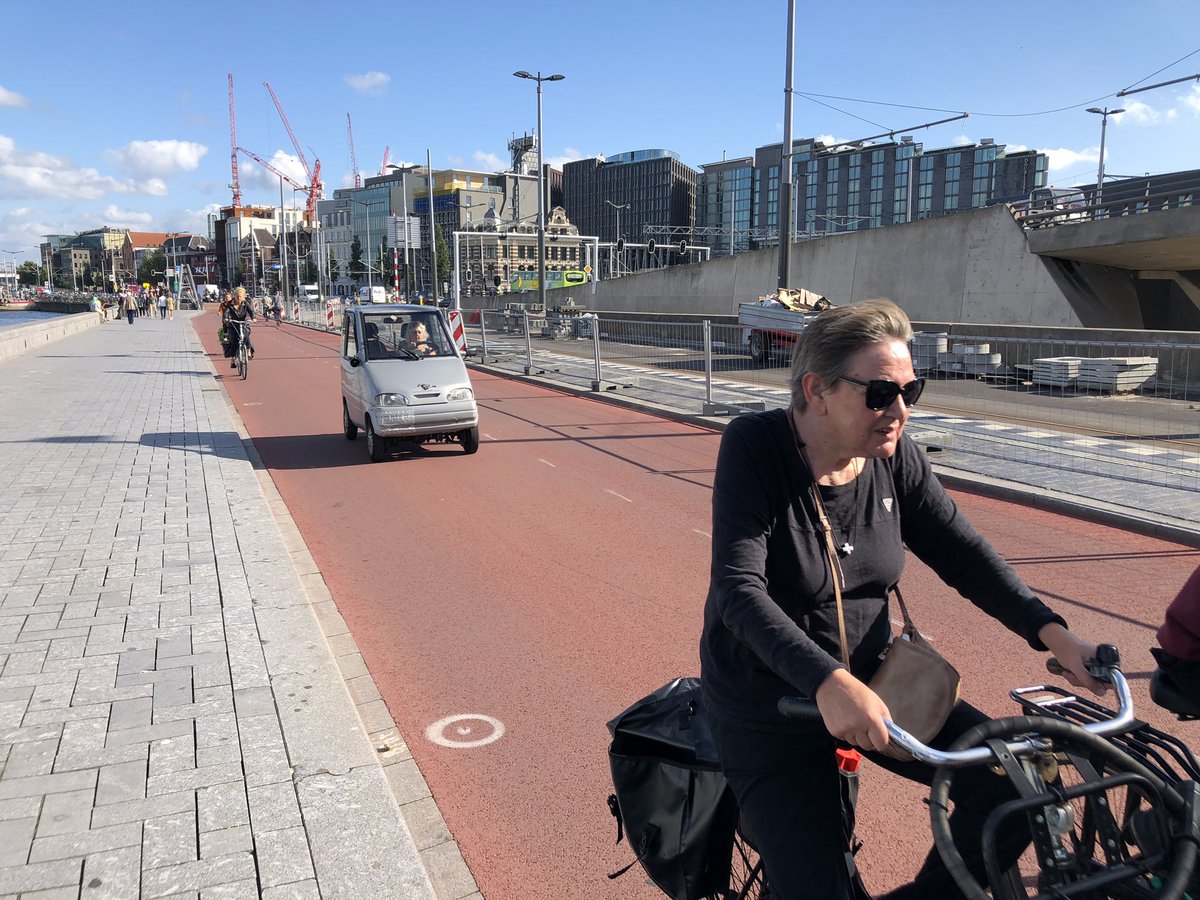 Je n’en reviens pas: les voiturettes bridées à 45km/h sur les pistes cyclables à Amsterdam. Une personne m’a dit que ce n’est que pour des personnes handicapées, mais d’autres sources me disent le contraire.  #Biro  #Canta