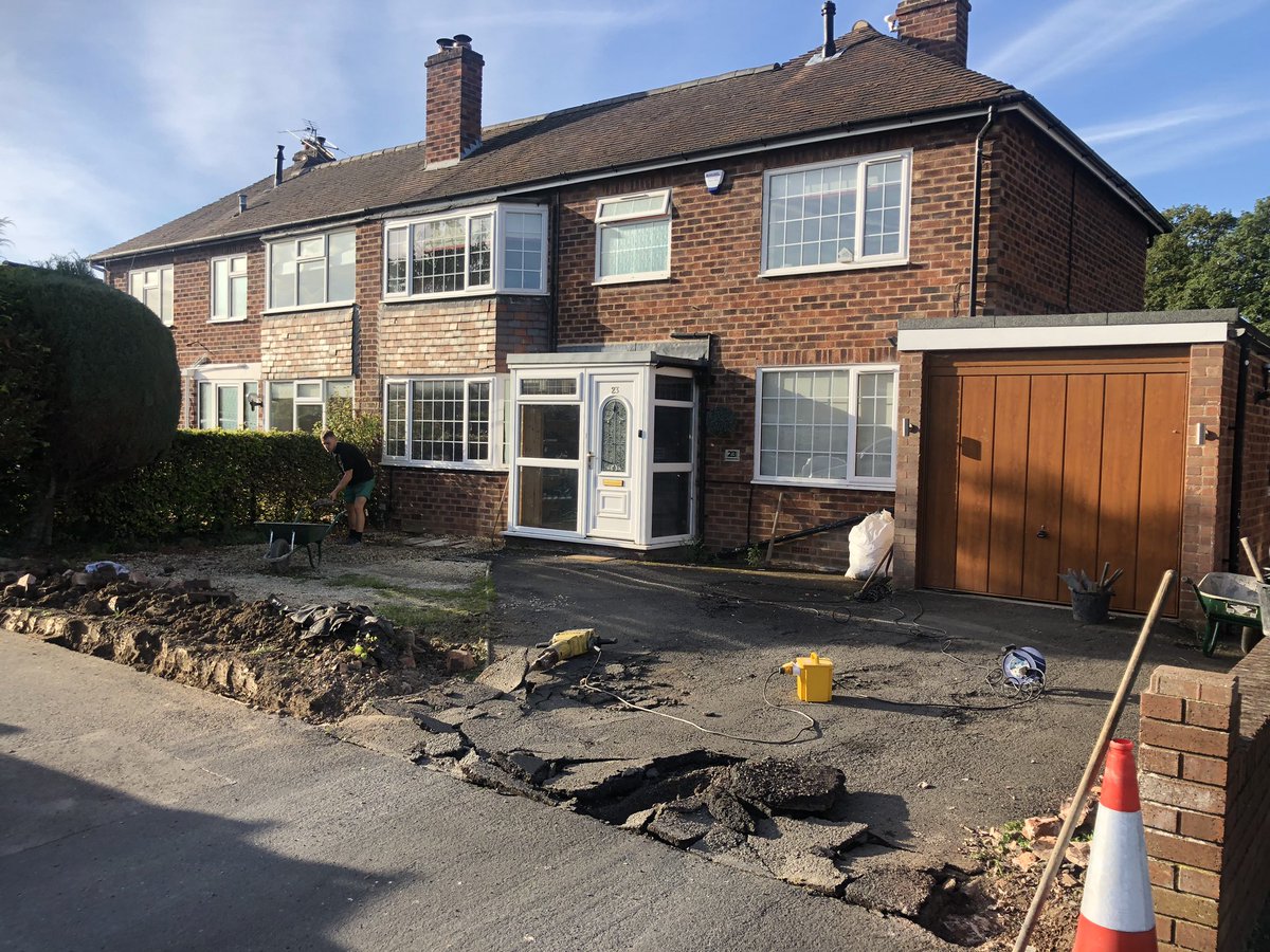 CodsallDrivewa1's tweet photo. Transformation Thursdays 😱 Another stunning job completed by our team of experts in Shrewsbury! #stampedconcrete #imprintedconcrete #shrewsbury #codsall #housedevelopment https://t.co/K7oVvUIW7e