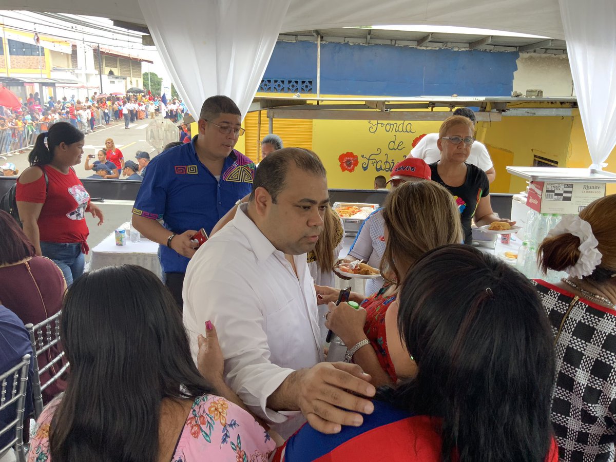 PasaportePma's tweet photo. La Autoridad de Pasaportes se une, a la celebración de los 164 años de fundación del distrito de Arraiján. El adm. @OmarAhumada y el director de finanzas @eduardooneil participan de los actos desde la tarima principal. https://t.co/4bfeCqsk4K