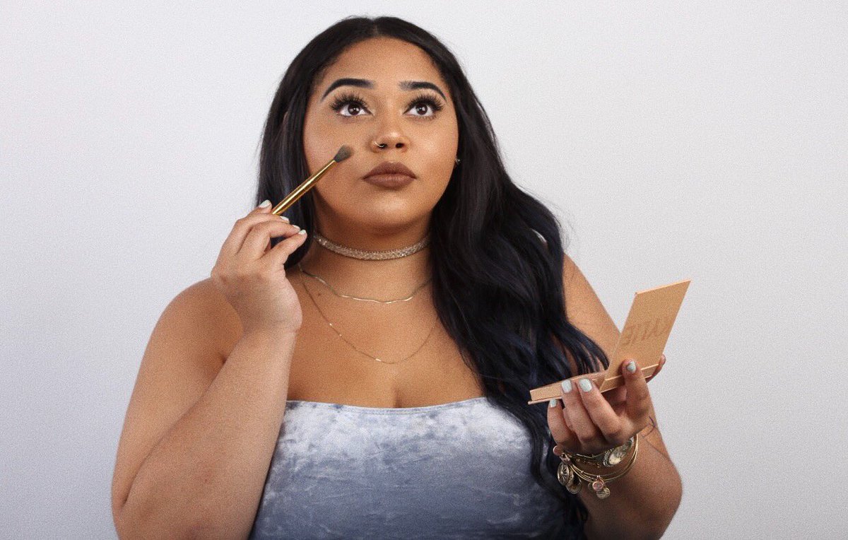 TheBeUtyBlog's tweet photo. Oh hey @KylieJenner @kyliecosmetics Salted Caramel Kylight 👀💞 https://t.co/iYrUVhPJic