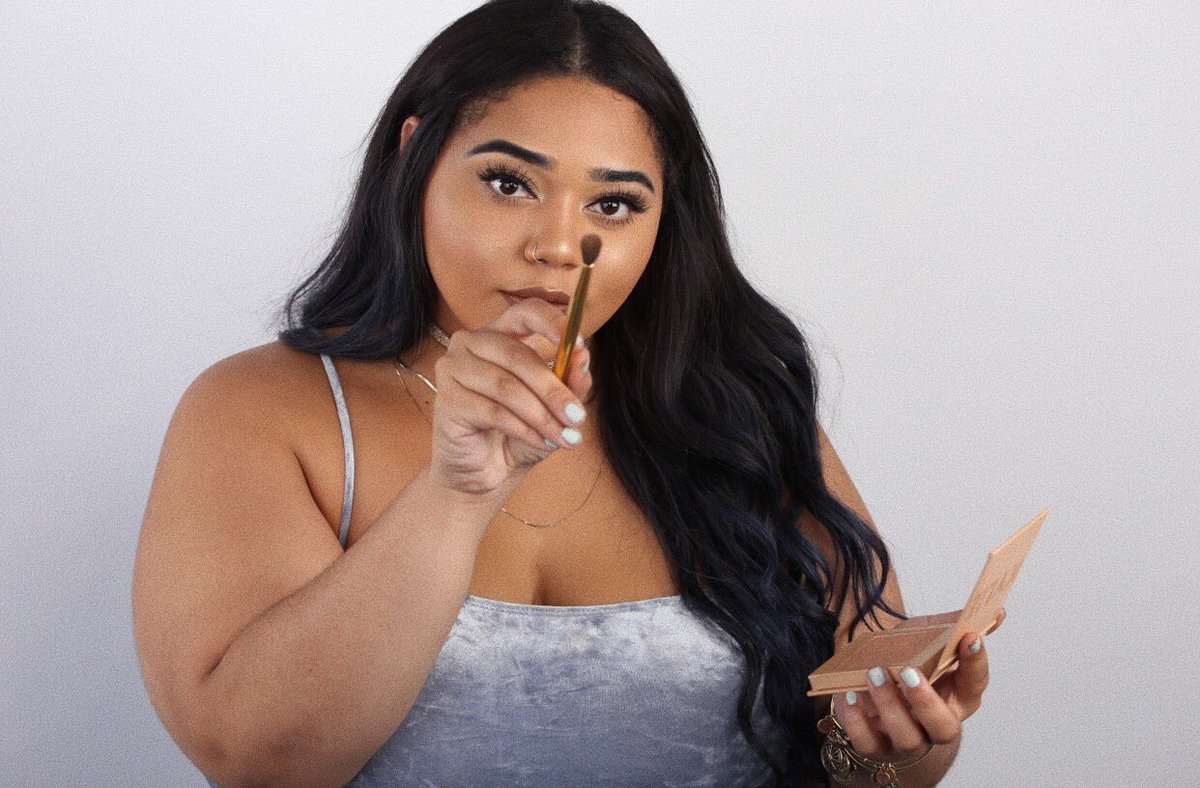 TheBeUtyBlog's tweet photo. Oh hey @KylieJenner @kyliecosmetics Salted Caramel Kylight 👀💞 https://t.co/iYrUVhPJic