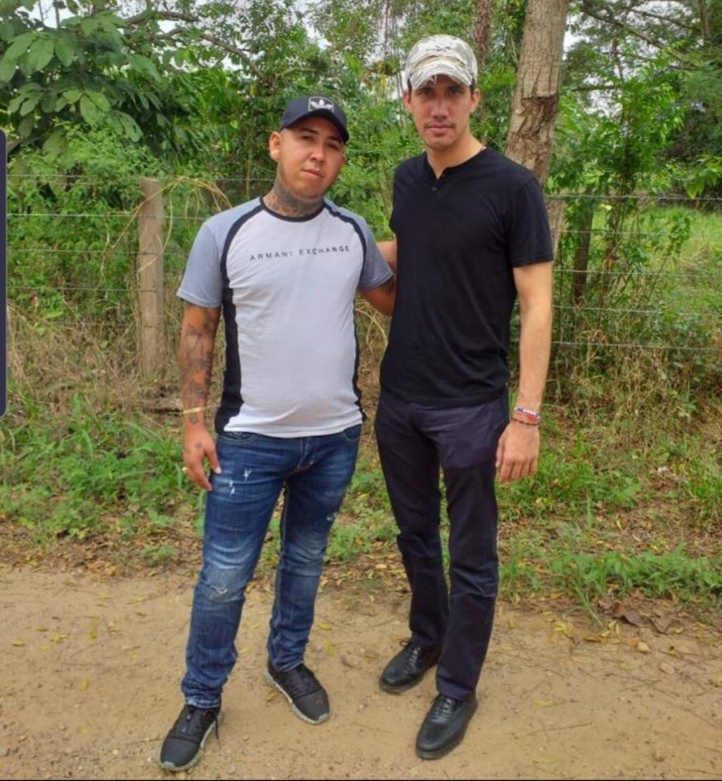 GustavoBolivar's tweet image. (Foto 1) Guaidó con alias “Brother Armado” de los Rastrojos.
(Foto 2) Guaidó con alias “El Menor” de Los rastrojos.
(Foto 3) Guaidó con alias “Manguito”