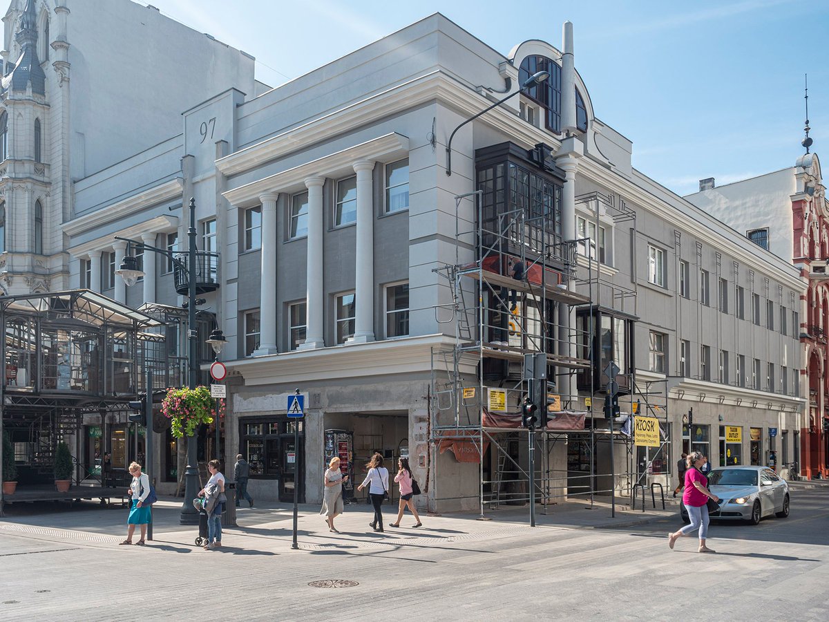 Miasto_Lodz's tweet photo. Jedna z najbardziej znanych kamienic przy Piotrkowskiej odsłoniła wyremontowaną fasadę. Ładnie ? Jeden rabin powie tak, drugi nie, trzeci, że obaj mają rację #lodz #kochamlodz https://t.co/x7FE4V6Lcm