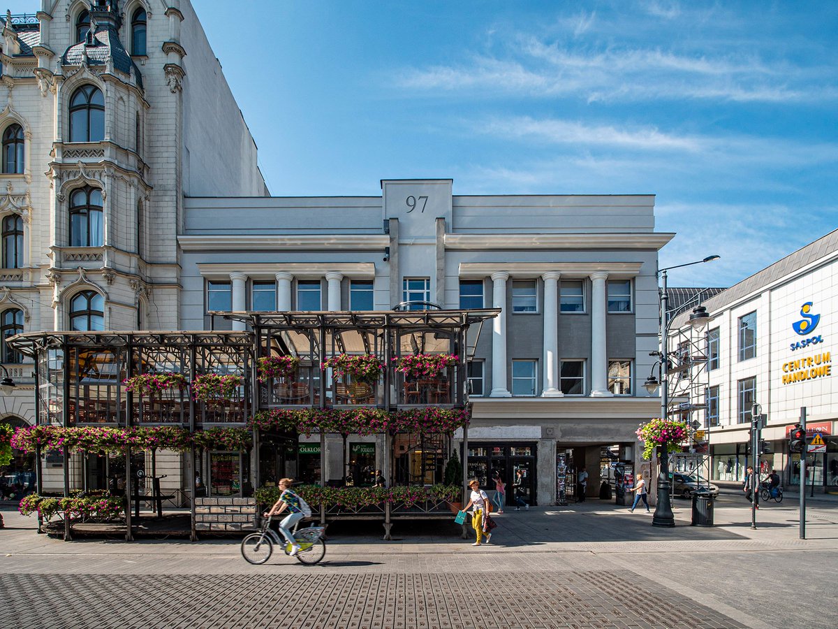 Miasto_Lodz's tweet photo. Jedna z najbardziej znanych kamienic przy Piotrkowskiej odsłoniła wyremontowaną fasadę. Ładnie ? Jeden rabin powie tak, drugi nie, trzeci, że obaj mają rację #lodz #kochamlodz https://t.co/x7FE4V6Lcm
