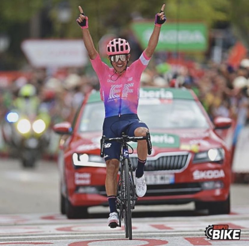 UranRigoberto's tweet photo. Gracias a mi parcero @HiguitSergio y a mi equipo @EFprocycling que buen momento acabo de pasar hoy en la clínica 🙏 https://t.co/agwnS5Gp1E