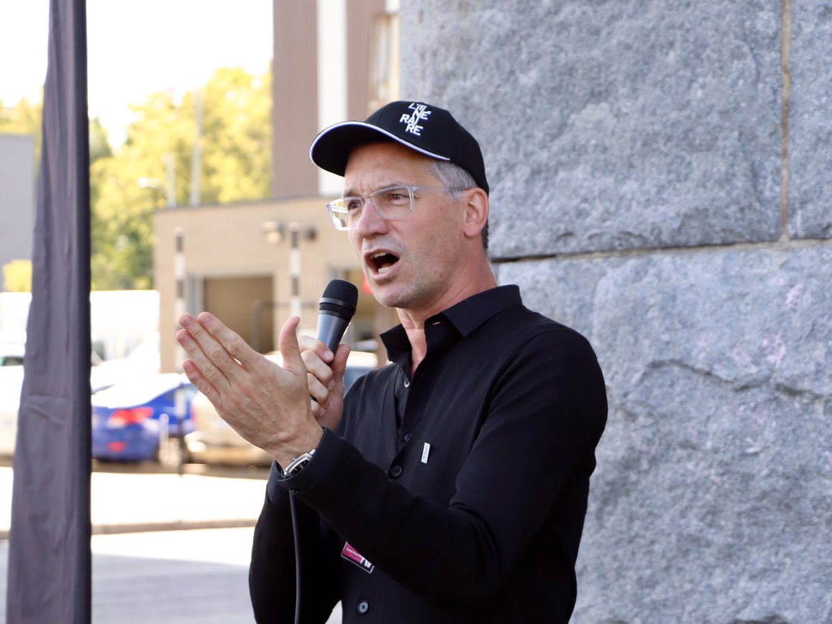 Et c’est parti pour #camelotdunjour ! Le coup d’envoi a été donné par Johane Despins et François-Étienne Paré. Encouragez nos camelots de midi à 13h.
itineraire.ca/camelot-un-jou…
#jaimemoncamelot