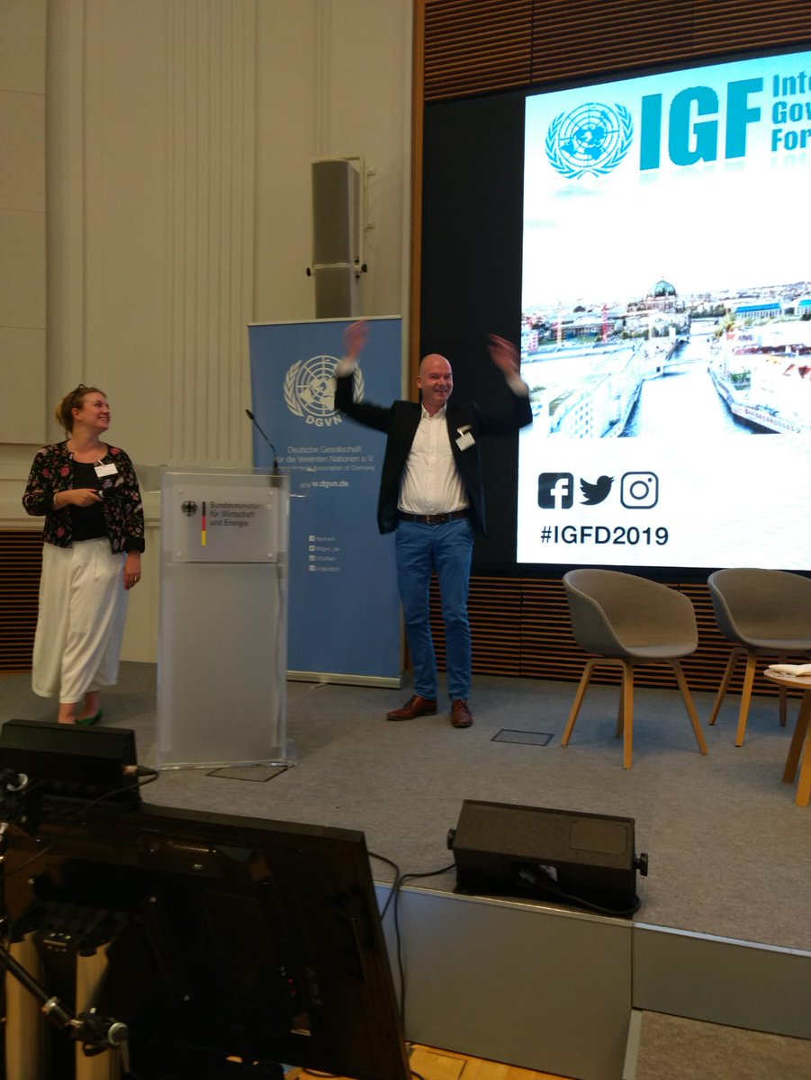 IGFGermany's tweet photo. Dieser @Tim_Richter - als Moderator und Mitglied im Steering Committee des @IGFGermany tanzt er 🕺 zu Beginn des Abendempfanges seinen 🙆🏻♂️ Namen - und wir applaudieren! 👏🏻 #IGFD2019 heißt auch: Spaß mit Internet Governance 🤩 https://t.co/jaMZpb9vUk