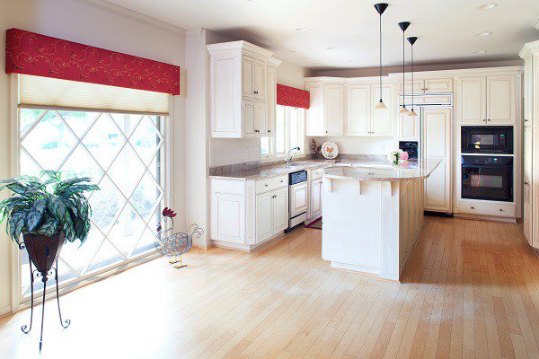 AmbianceWindow's tweet image. #FeatureFriday Check out this splash of color in the kitchen, featuring Duette® with Ambiance Custom Cornice and honey comb shades. 📸 Portfolio: bit.ly/2Wvjsd9