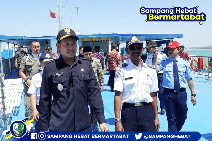 SampangHebat's tweet photo. Dok, Kamis (12/09/2019) 

Wakil Bupati Sampang H. Abdullah Hidayat melakukan pengecekan dan ujicoba pelayaran Kapal DLU Ferry Dharma Kartika III di Pelabuhan Taddan Camplong yang akan berlayar ke Probolinggo. https://t.co/JyT7vcpXIb