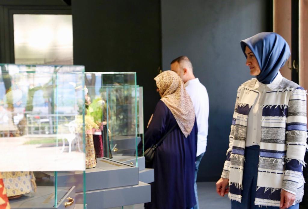 Osmanlıda Hanım Sultanlar hayır ve hesanat deyince ilk akla gelenler.Vakıf kültürünün oluşmasında da büyük paya sahipler.Üsküdar’da Nevmekan sahilin yanındaki <a href="/MuzeUskudar/">Hanım Sultanlar Müzesi</a>’da sultanların asıllarına uygun temsilleri sergilenmekte.Henüz görmeyenler için ilginç bir yolculuk olabilir