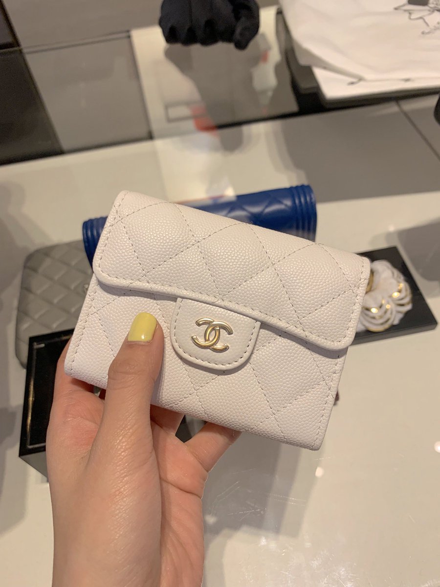 น้องน่ารักมากกก ใส่การ์ดกับบัตรได้นิดหน่อย ได้มาหมื่น16000นิดๆ เหมาะกับคนชอบใช้กระเป๋าใบเล็กๆ กำลังดี แต่เปื้อนง่าย