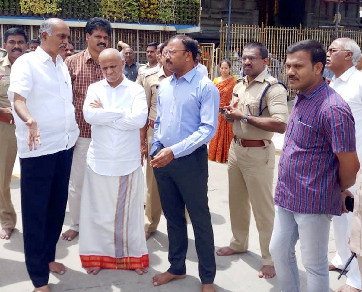 Tirupatipolice Today Sri K K N Anburajan Superintendent Of Police Tirupati Urban District Observed Arrangements In Sri Vari Mada Streets And Galleries Along With Sri Dharma Reddy Special Officer Ttd And Sri