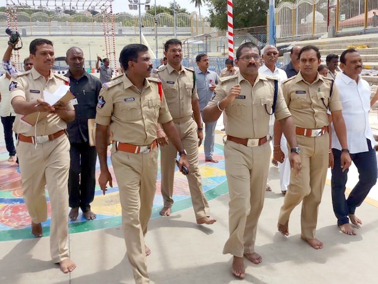 Tirupatipolice Today Sri K K N Anburajan Superintendent Of Police Tirupati Urban District Observed Arrangements In Sri Vari Mada Streets And Galleries Along With Sri Dharma Reddy Special Officer Ttd And Sri