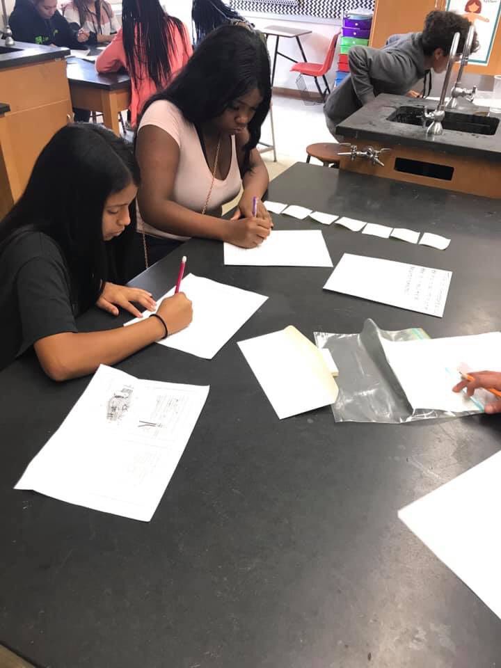 Chain notes and other literacy strategies in <a href="/MonkresattheE/">Heather Monkres</a>  classroom! #studentvoiceEHS <a href="/EstacadoHS/">Estacado High School</a>
