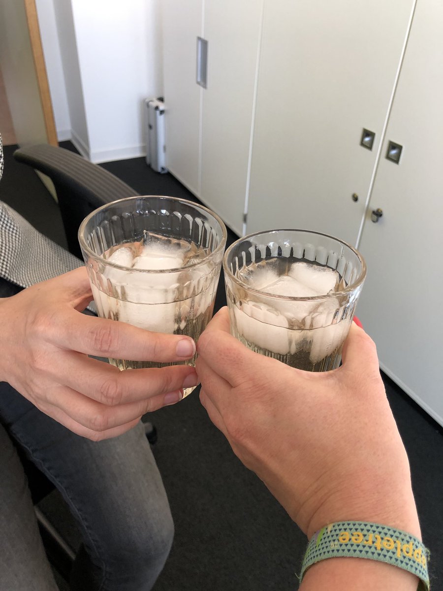 DancingAbby9's tweet photo. *Prosecco-Glocke-läute* mit @PolyPepper 
Hej... @Kern_Christoph, Grüße aus dem anderen Veedel. #kölle #alleda https://t.co/x81CQTKovl