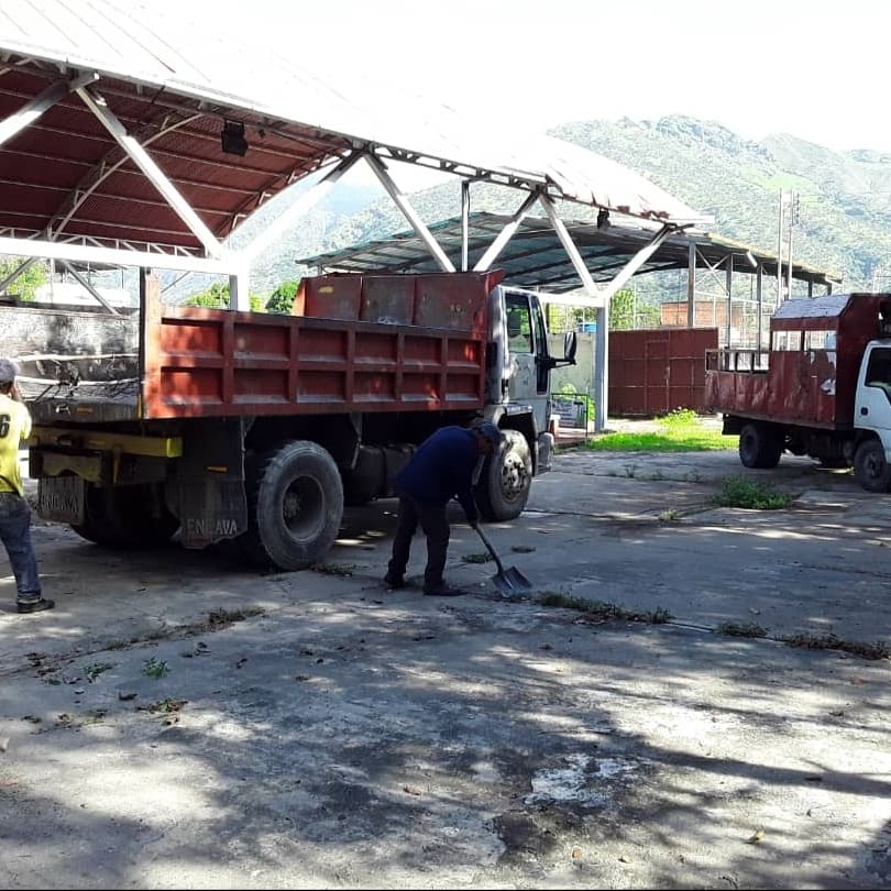 LeonelRuizPsuv's tweet photo. Arrancamos Plan "Regreso a Clases" con la limpieza y mantenimiento de las escuelas y liceos del municipio para recibir a nuestros estudiantes para el nuevo año escolar @rafaellacava10 @salasecretaria @AlcaDiegoIbarra @LeonelRuiz1 https://t.co/Olx5Vo7KUw