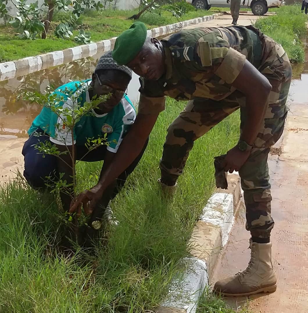 MichelMENDY18's tweet photo. #Reboisement 
50 plants de khaay plantés à l'hôpital #DalalJam de Guediawaye avec le service des #EauxEtForêts, la mairie Golf-sud et le #ForumCivil https://t.co/PjxIOqI7Ao