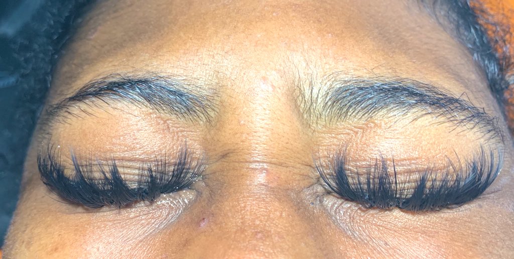 what usually takes me 2 hours to do only took me 1 today🥳🥳🥰 them blinks definitely sit differently when they’re BOUJEE🤩✨ 
#certifiedlashtech #lashtech #volumelashes #minklashes #beginneashtech a SC lash tech & your simple RT could help me gain new clients😁