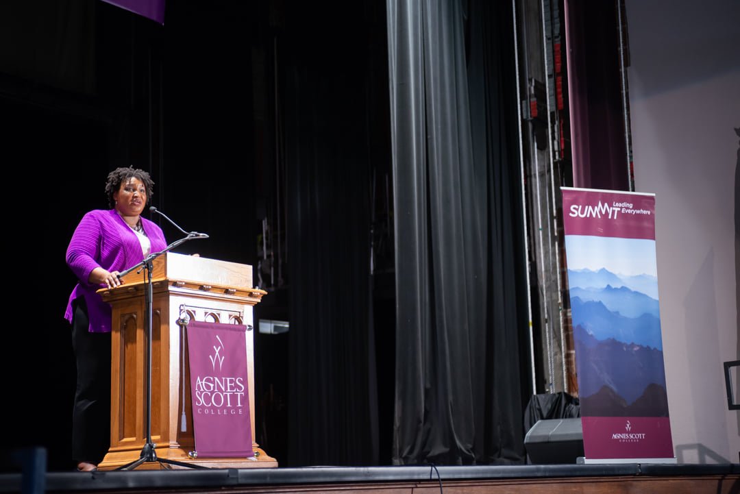 agnesscott's tweet photo. "Going to a women's college helps you whittle away the externalities that sometimes convince you, you aren't who you are and it gives you more and more opportunity to perfect the person you want to be." 
@staceyabrams
 
#LeadingEverywhere https://t.co/x2NlK1Y8cc