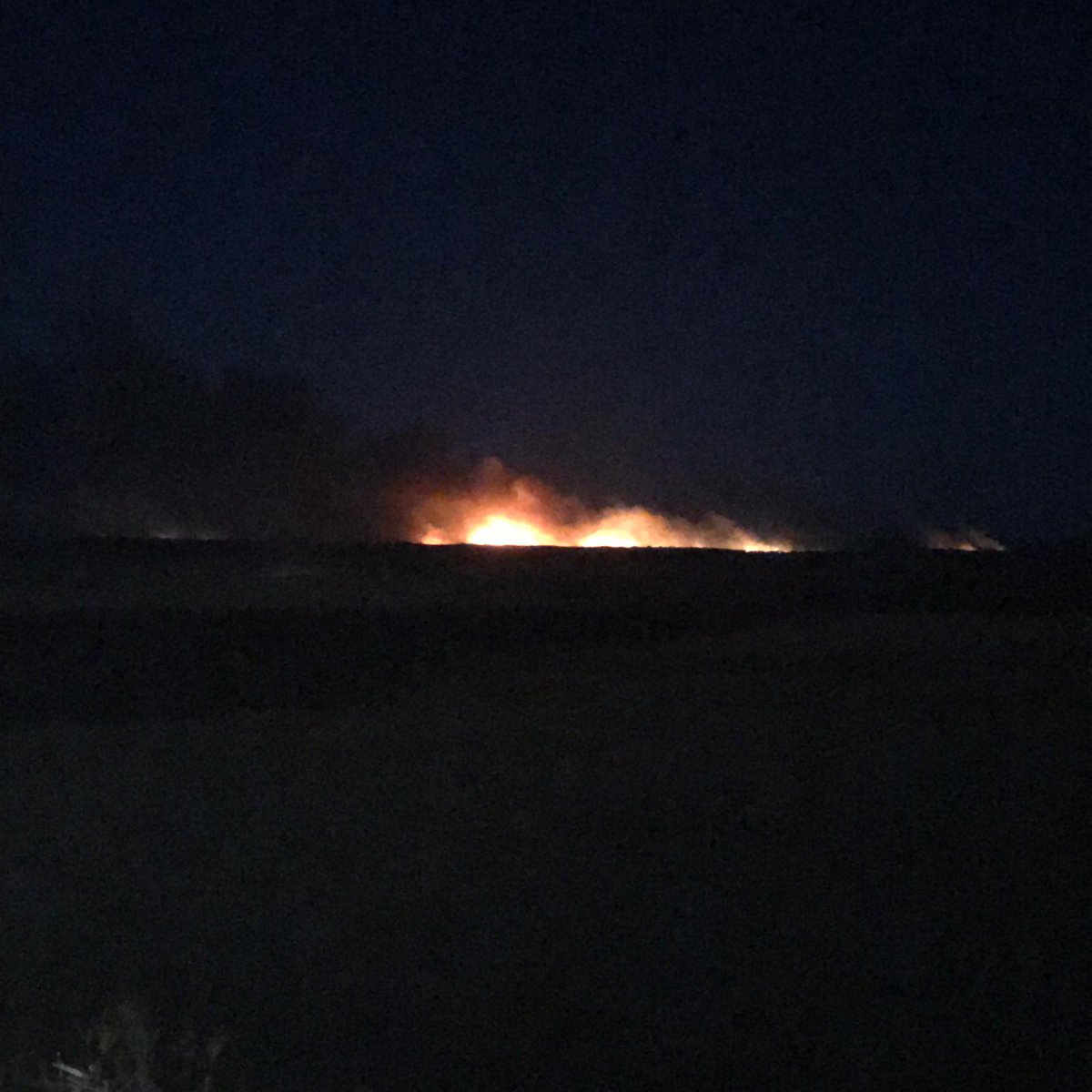 Alee_MartinezVR's tweet photo. El fuego de Paterna del Campo cada vez más cerca de Villalba del Alcor. Ánimo a todos los que están luchando por combatirlo!!! 💪🏽 💪🏽 @Plan_INFOCA #paternadelcampo #infoca #planinfoca #fuego #BOMBEROSFORESTALES #Bomberos #bomberosdehuelva #Huelva https://t.co/FUPjUKZfND
