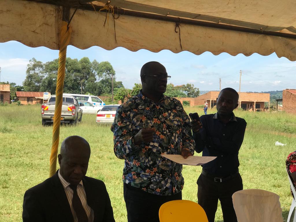 min_waterUg's tweet photo. #MWEworks: Assistant Commissioner Planning and Development @min_waterUg Eng. @MatuaRichard2, Officials of WSDF-Central and the district leadership of Kagadi assess the progress of construction works for Kagadi Town Council WSS. @HonKibuule @okidi64 @AfDB_Group @MosesWatasa https://t.co/NOWnzAAOFr