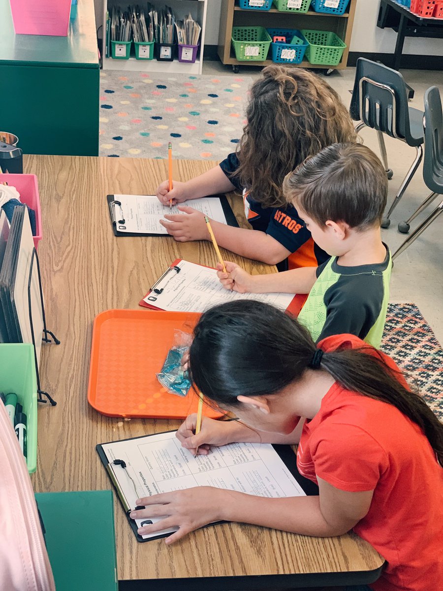 MrsForrersClass's tweet photo. Today we had our first science experiment! We focused on physical properties by observing popsicles, gummy worms, and balloons. #BBE_BEyourbest https://t.co/Hg5X6VHQdw