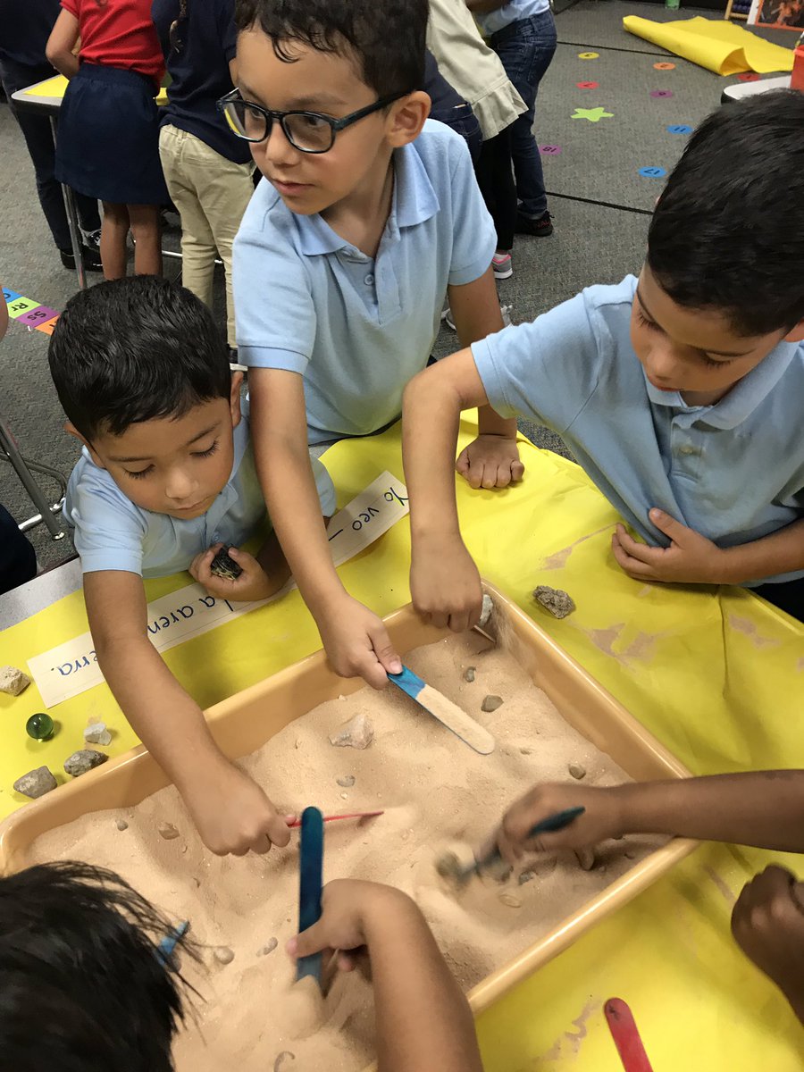ckutiev1's tweet photo. Kindergarten students are having fun exploring natural resources soil, sand and rocks. Los estudiantes se divierten explorando la tierra, arena y rocas!@HolmquistES #kinder @AliefScience https://t.co/hwN5ihKkmb