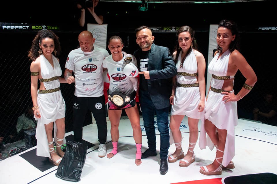 fightsport_pl's tweet photo. Sparta Fight Series 4: Barbara Nalepka z pasem K-1, kontrowersje w walce Oli Thompson vs Kamil Bazelak! Video
https://t.co/oZvRTzC1P9
@BarbaraNalepka @olithompson_fit #SFS4 #MMA #kickboxing https://t.co/ubdPAKDa2s