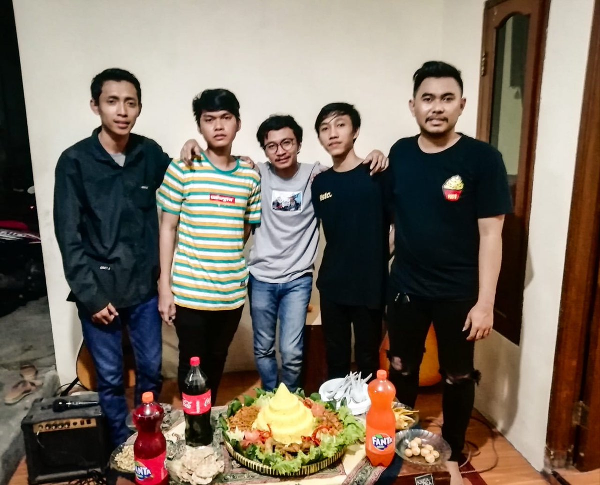 letterforme_JKT's tweet photo. 7th berkarya !!!
Alhamdulillah sampai saat ini kami masih tetap berdiri kokoh. Trimakasih buat kalian yang selalu support kami. Semoga kedepan nya kami bakal terus seperti ini. 🙏
Oia, Jangan lupa buat dengerin lagu lagu kami ya di Joox, Spotify &amp; iTunes https://t.co/IbgMpKVWPe